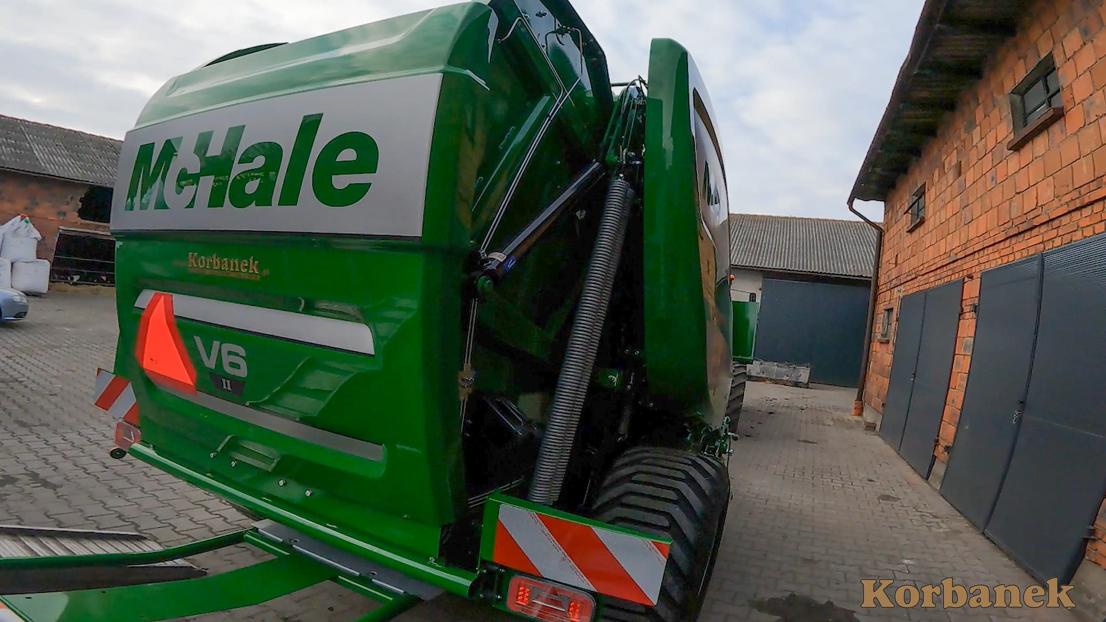 Noże w prasie V6 750 są opuszczane hydraulicznie i jest to robione z kabiny operatora. Hydrauliczna ochrona noży sprawia, że gdy obce ciało znajdzie się w układzie tnącym, noże się odchylą do momentu, gdy obiekt opuści układ