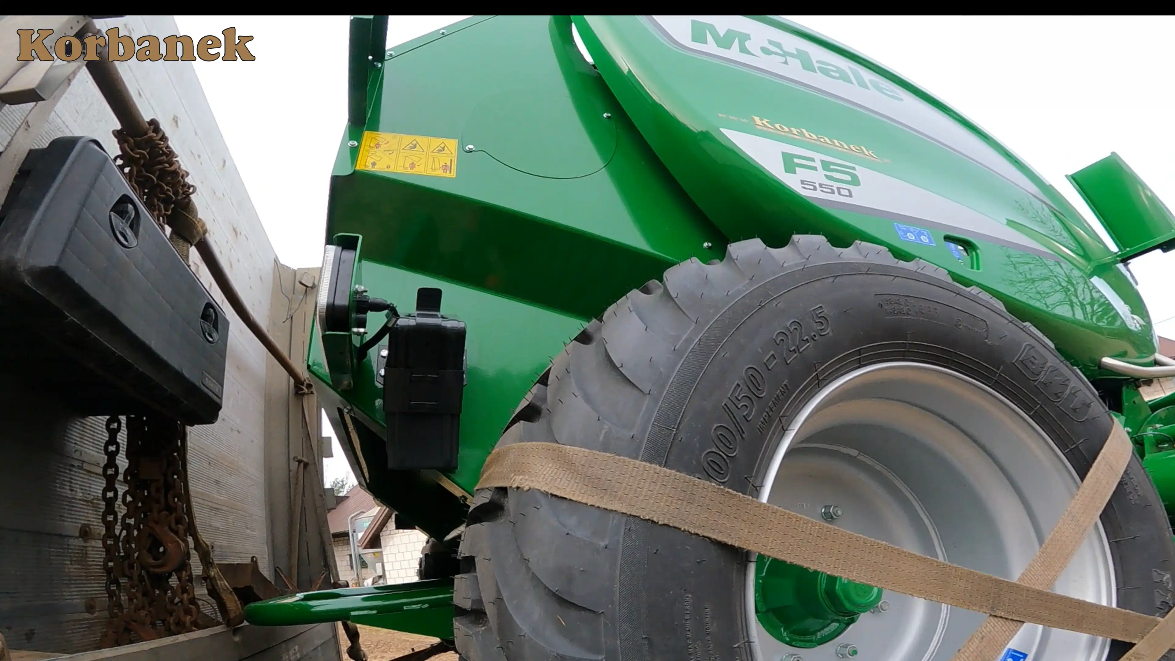 System automatycznego smarowania łożysk i łańcuchów, system nakładania siatki Vario umożliwiający ciągłą kontrolę naciągu siatki w połączeniu z wysokiej klasy  komponentami sprawiają, że maszyna w pełni zaspokaja potrzeby współczesnych rolników i gwarantuje prostą i wygodną obsługę