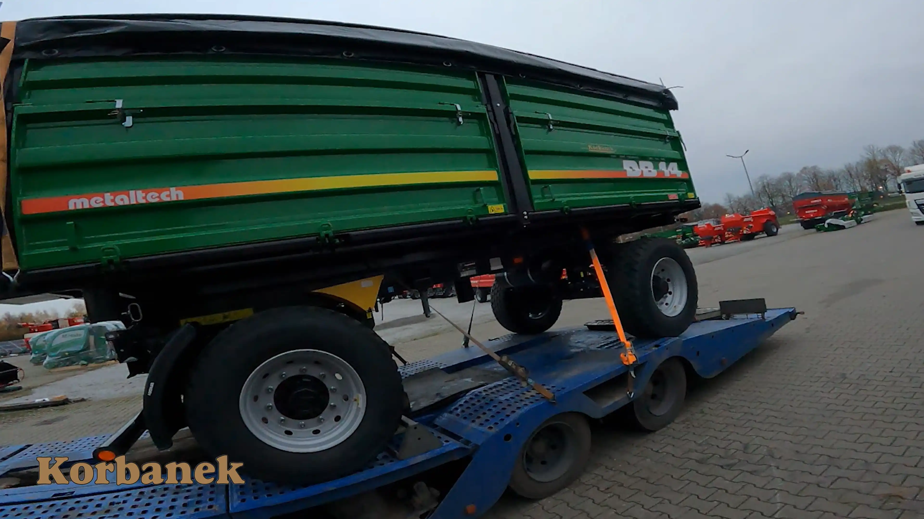 Do szczególnych cech DB od Metaltech należą: odpowiednia pojemność skrzyni ładunkowej, gwarantowana szczelność burt, mocna i trwała konstrukcja przyczep sprawdzona w warunkach polowych wyposażona w topowe komponenty składające się na osie, dyszle obrotnice czy koła