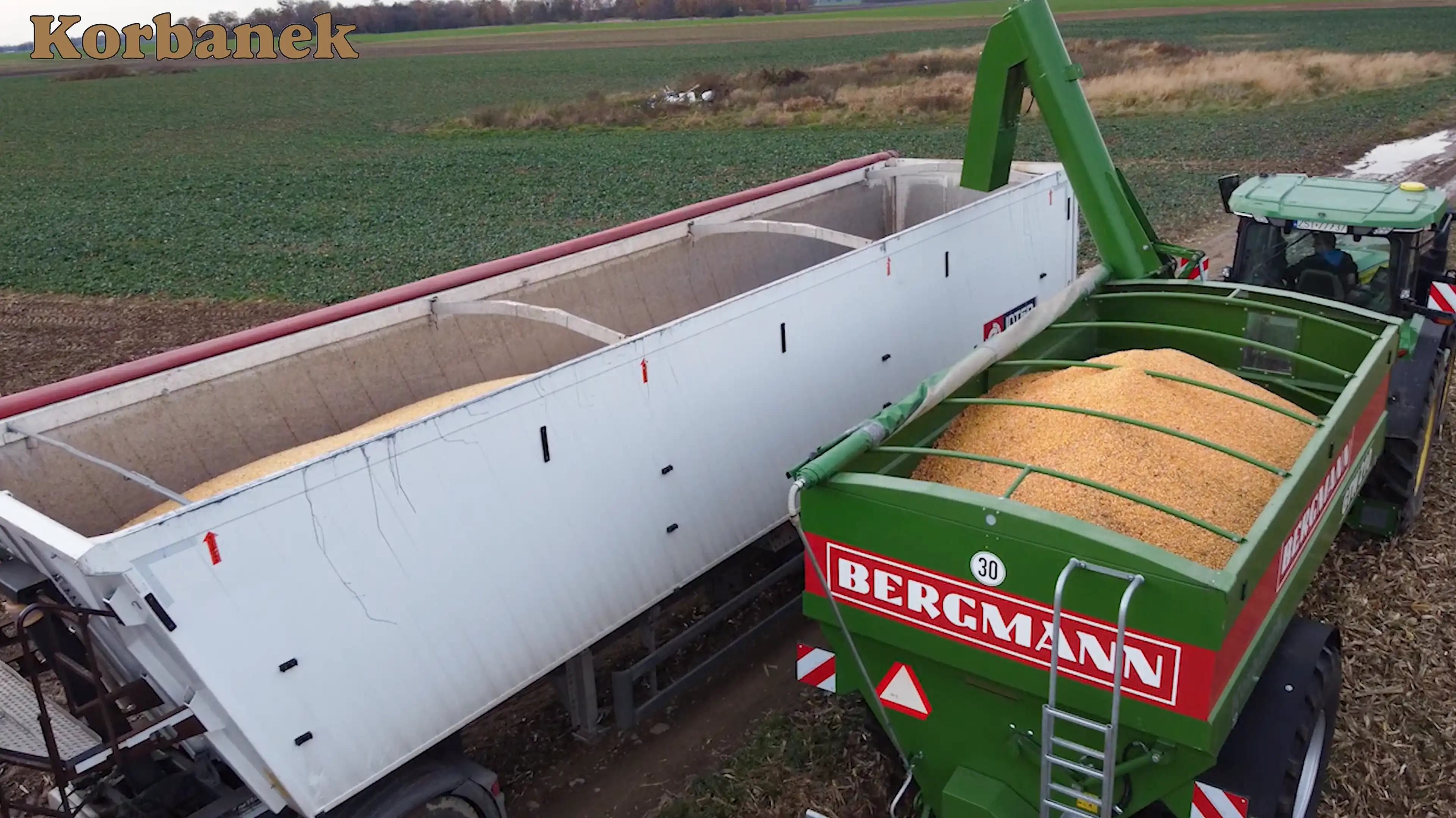 Specjalny asymetryczny dyszel został skonstruowany po to aby zmieścić przekładnię pasową do uruchamiania tzw. miękkiego startu