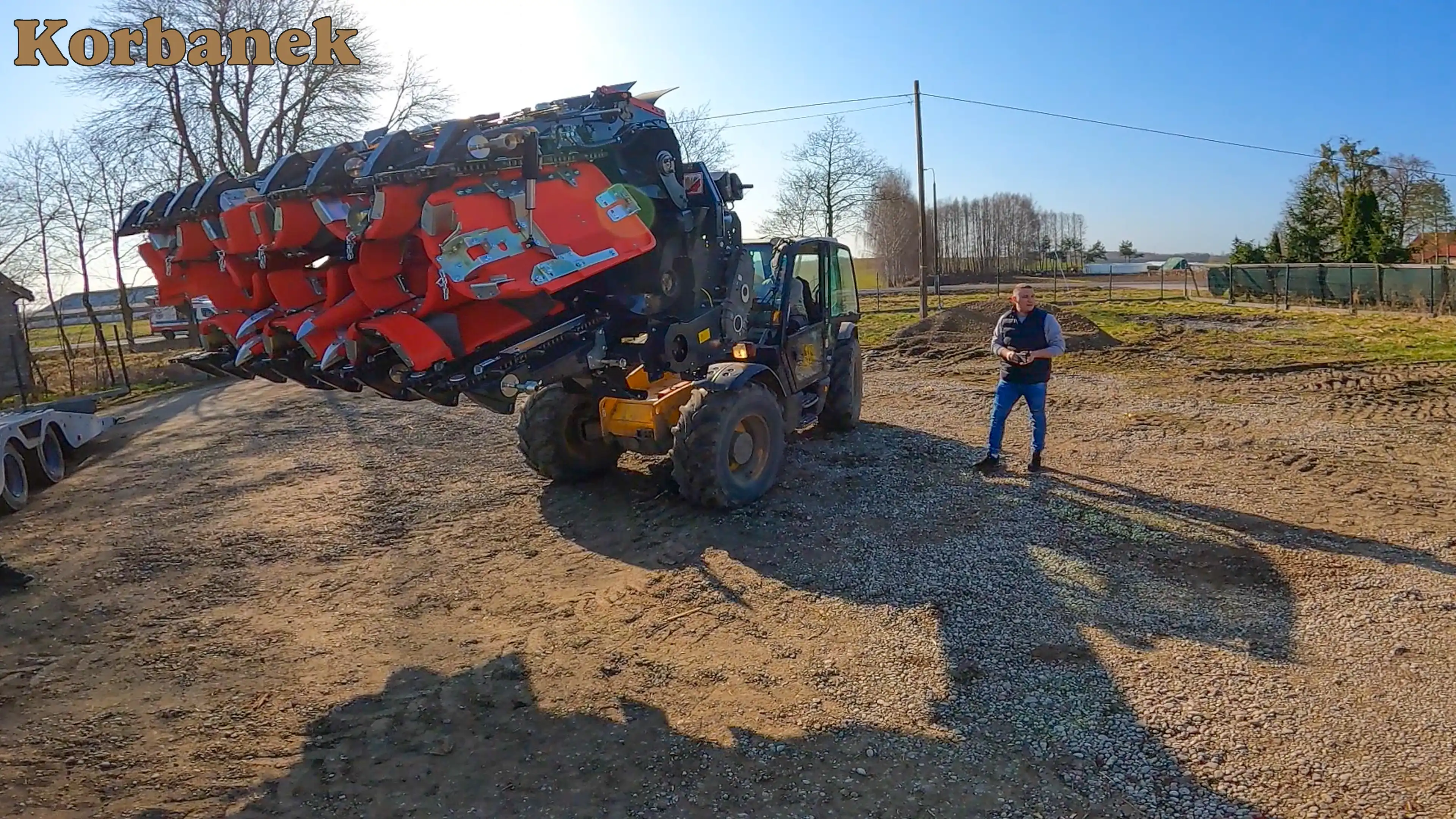 Przystawkę z naczepy ściągnięto za pomocą większej ładowarki JCB