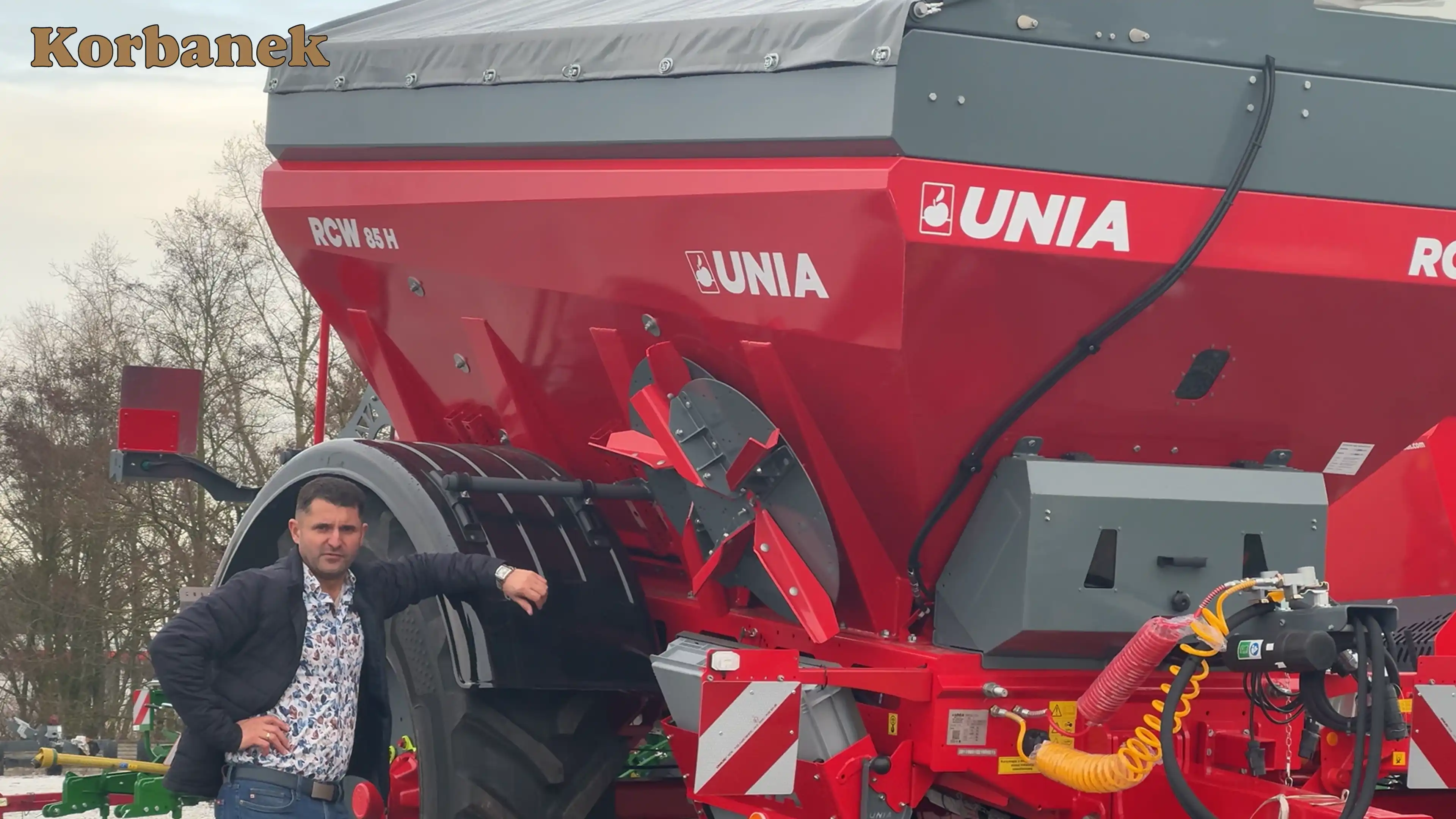 Przyczepiane rozsiewacze Unii serii RCW to uniwersalne maszyny, które wykorzystywane są do wysiewu wilgotnego wapna, jak i nawozów mineralnych.