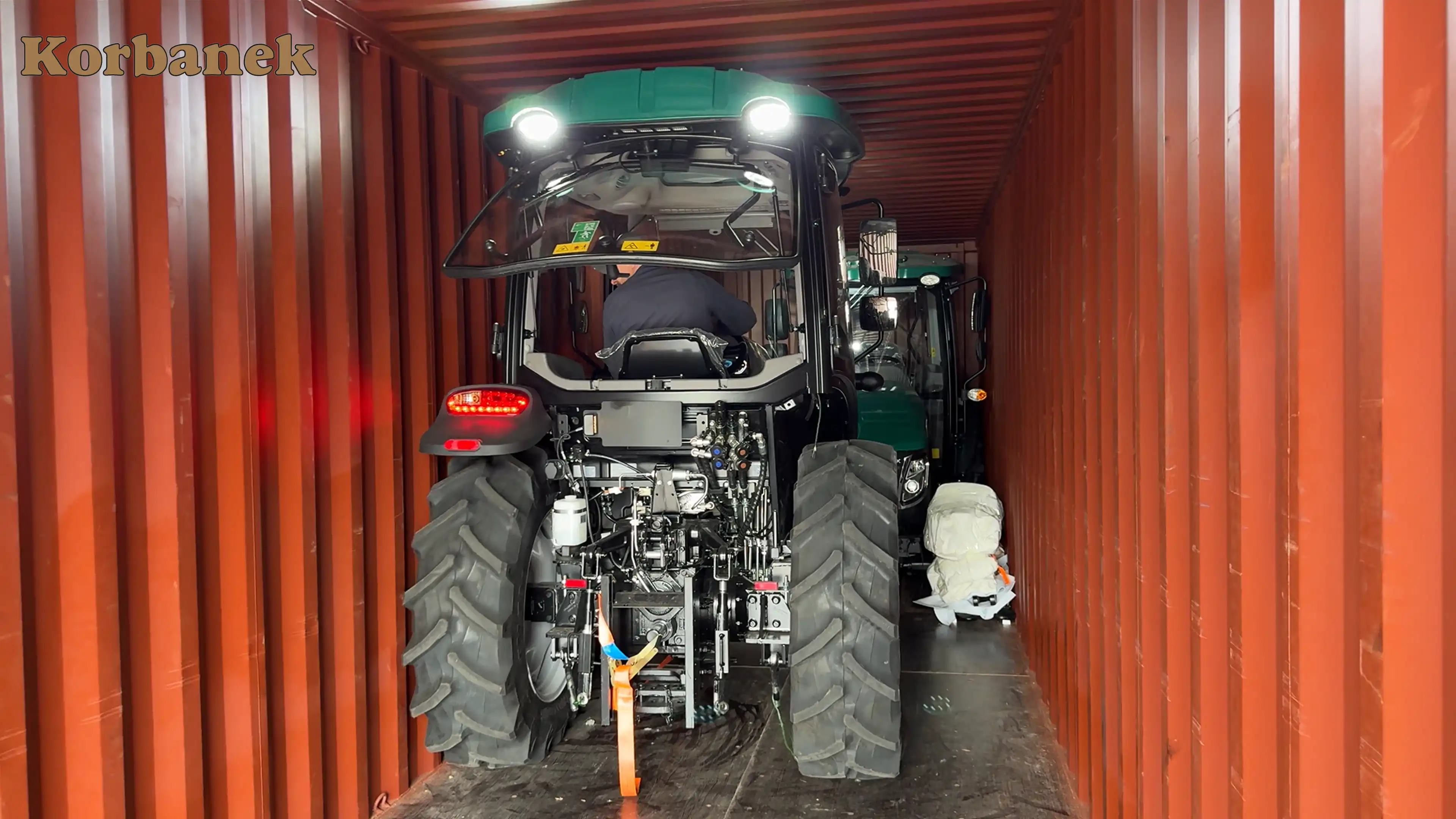 Ciagniki w zależnośći od modelu są inaczej pakowane, tak aby maksymalnie wykorzystać przestrzeń transportową