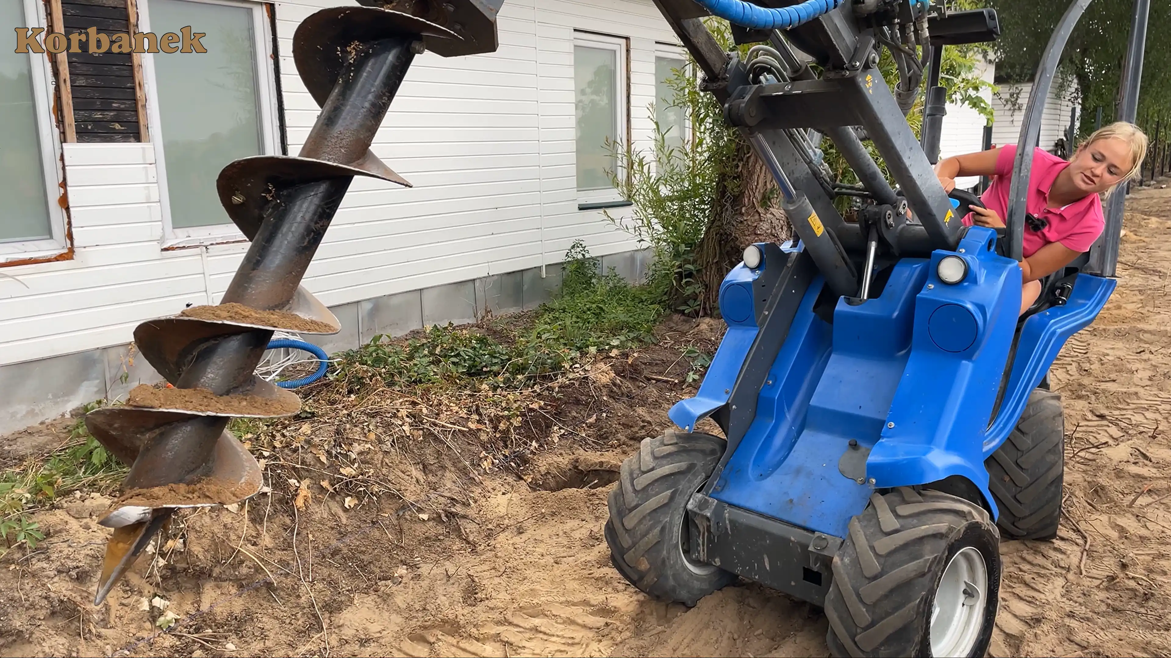 MultiOne oferuje ponad 180 różnych osprzetów takich jak np wiertnica