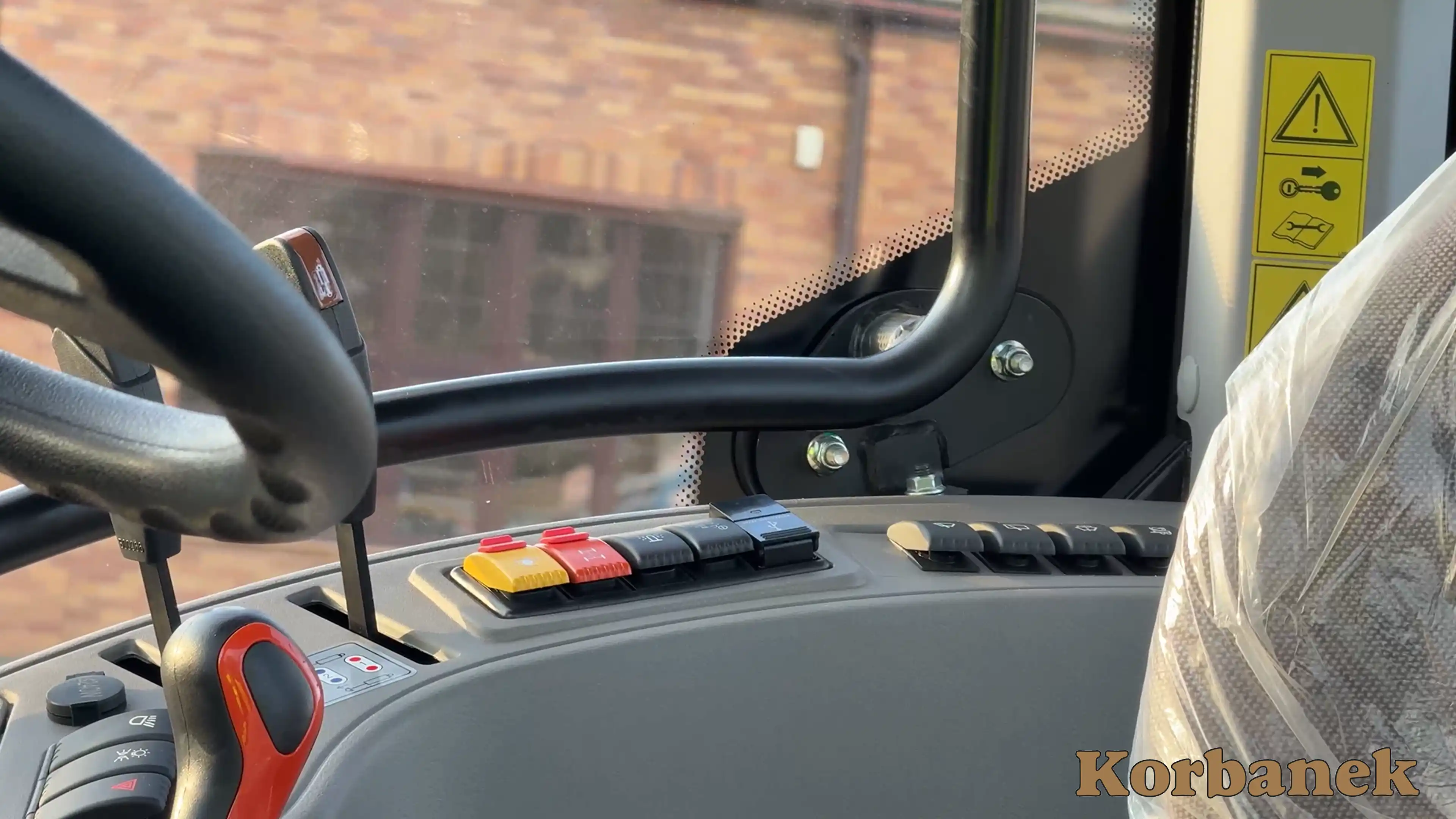 W modelu 3075 zastosowano prostą, mechaniczną skrzynię biegów (12+12); zsynchronizowana z napędem na cztery koła