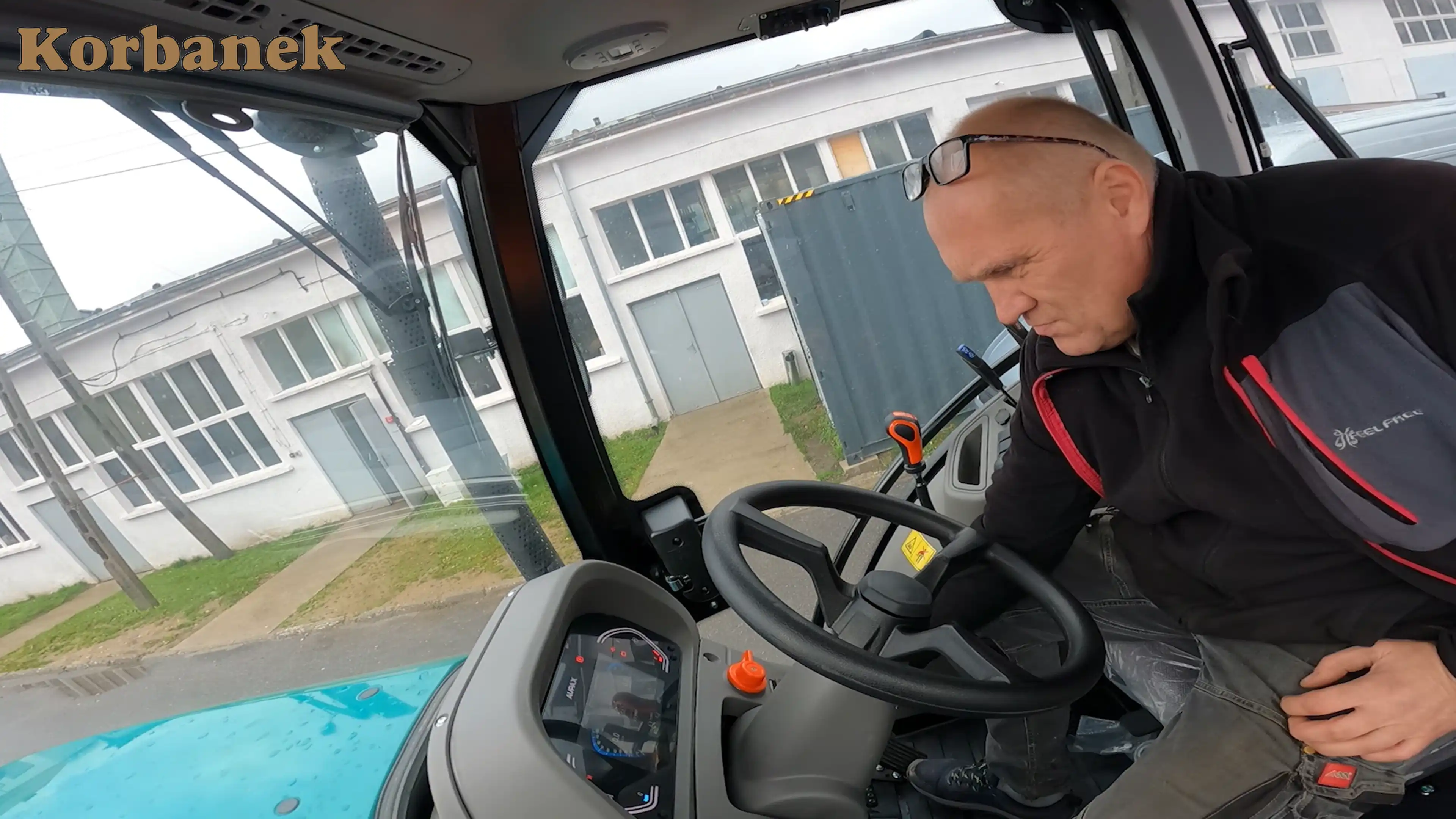 Wygody dostarczy odpowiednio zaprojektowany fotel znanej marki Grammer. 