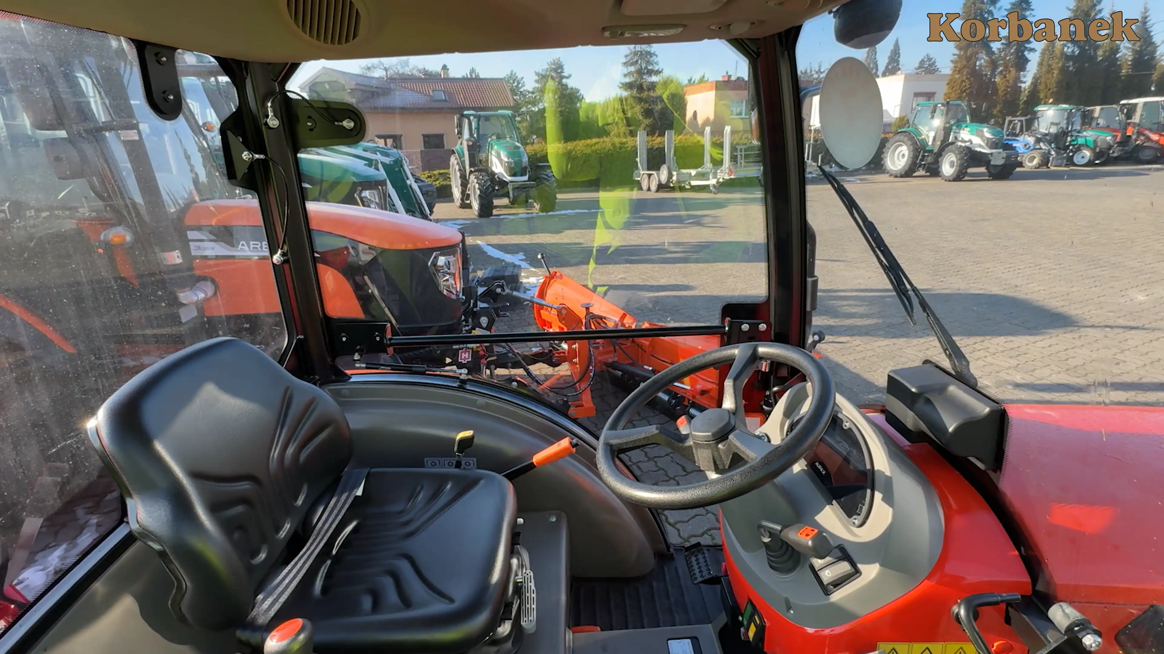 Traktor można wyposażyć w przedni TUZ czy ładowacz czołowy zwiększając tym samym możliwości maszyny