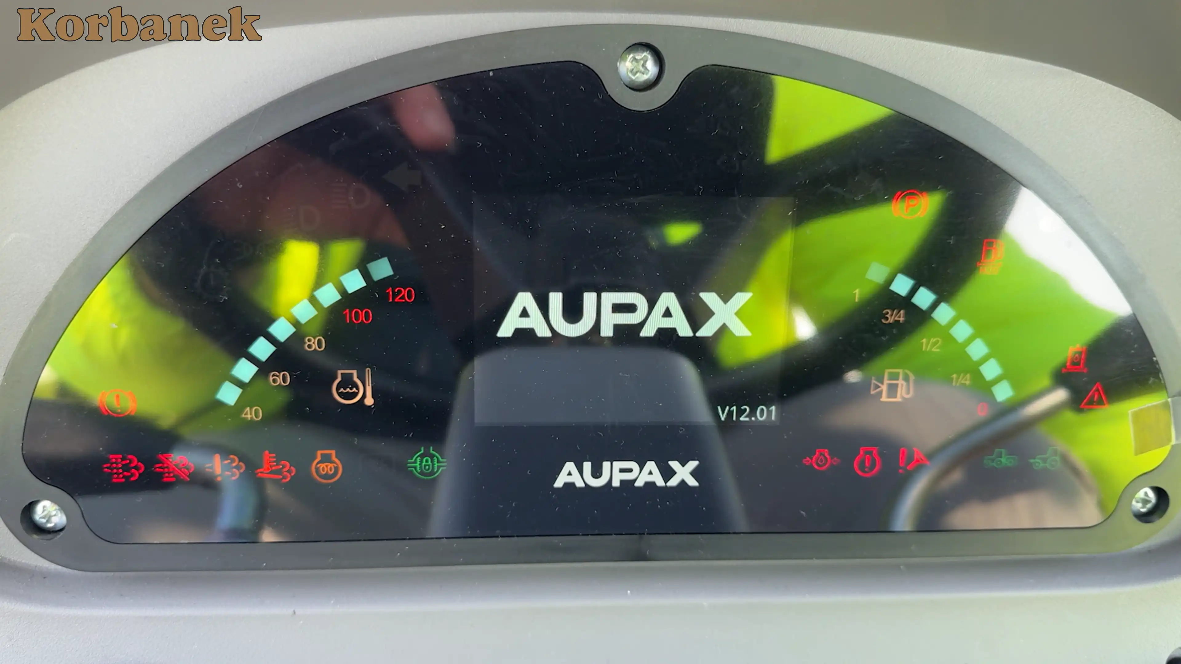 Wyświetlacz w kabinie Aupax 2025 jest czytelny i bardzo intuicyjny