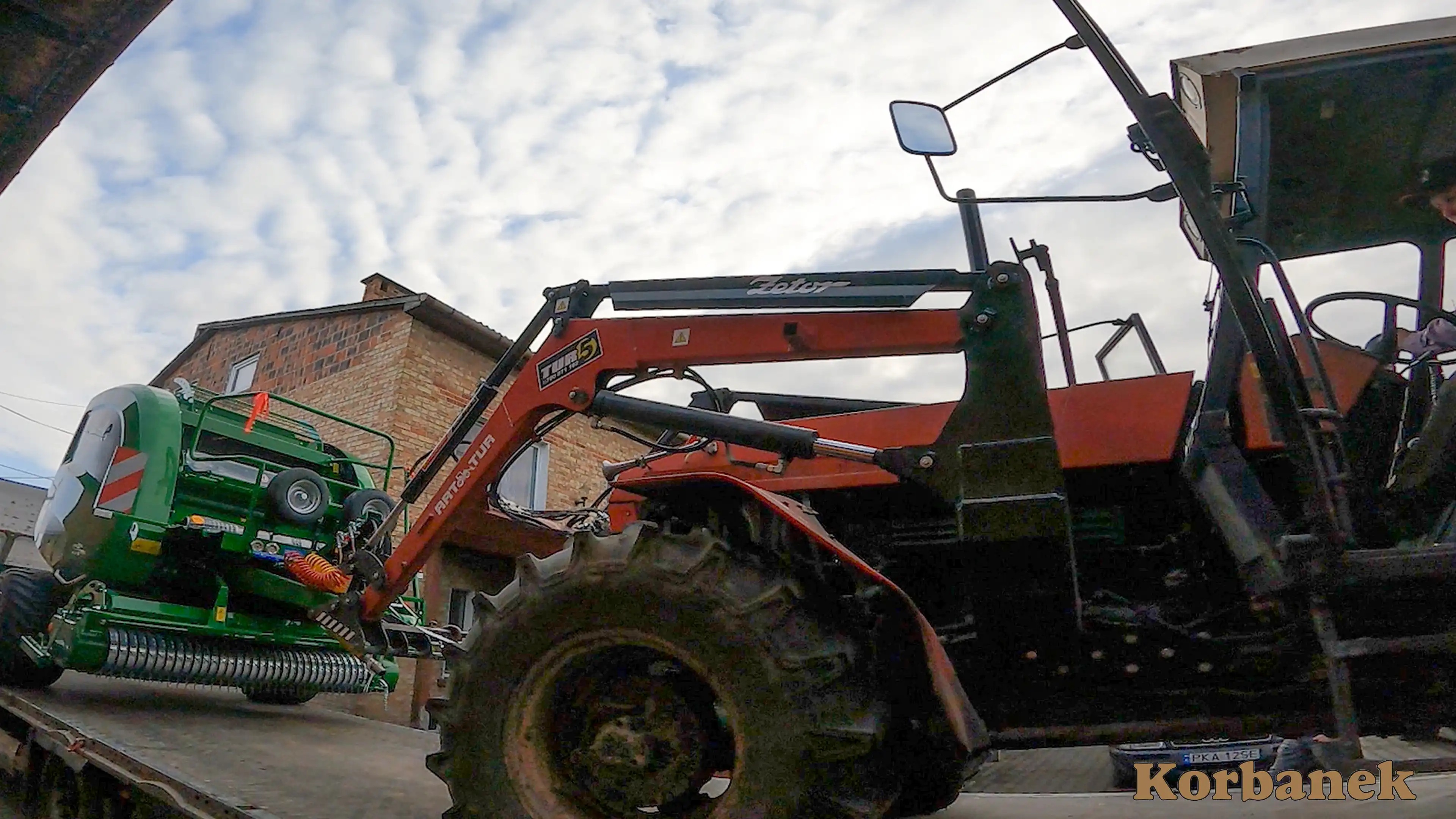 Rozładunek nowego nabytku u Naszego Klienta przebiegł za pomocą wysłużonego, ale sprawnego ciągle ciągnika Zetor