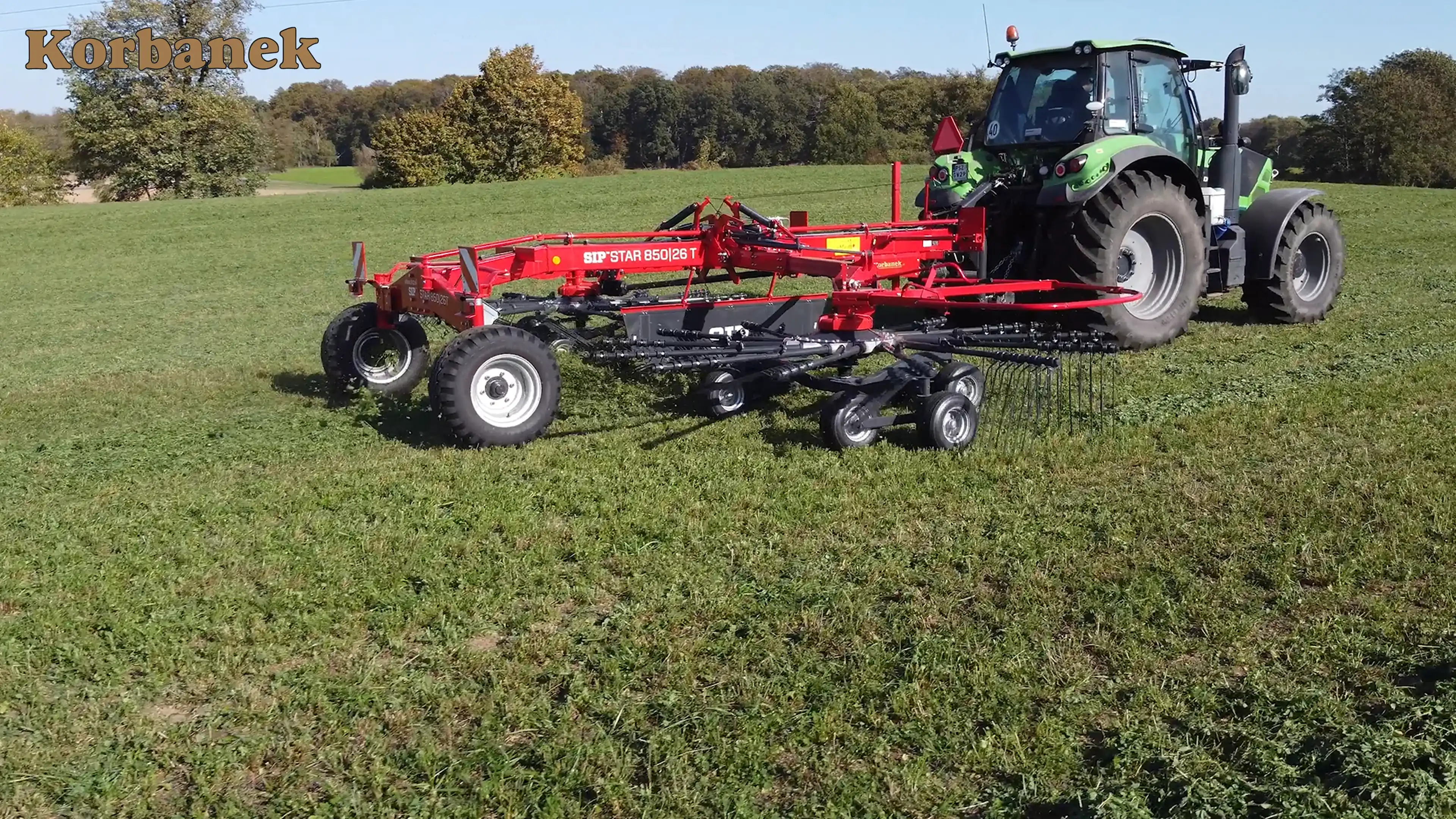 Kamil posiada w swoim gospodarstwie różne maszyny od Korbanek - także zgrabiarkę SIP