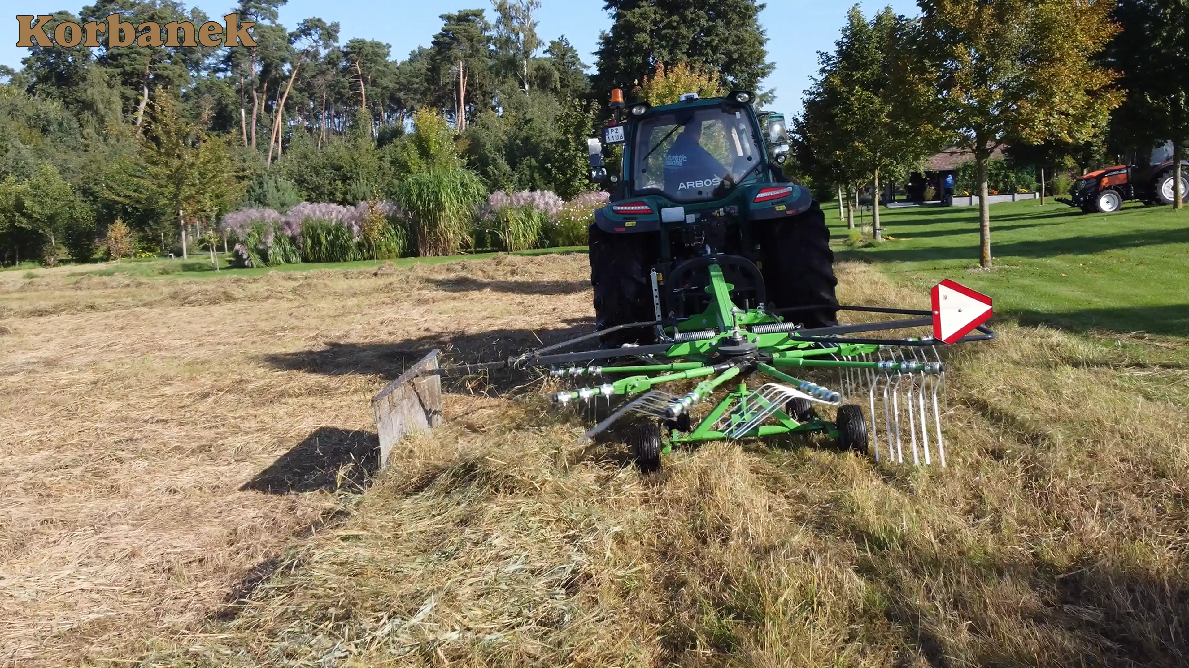 Zgrabiarka karuzelowa SPYDER o szerokości roboczej od 360 cm do 420 cm.
