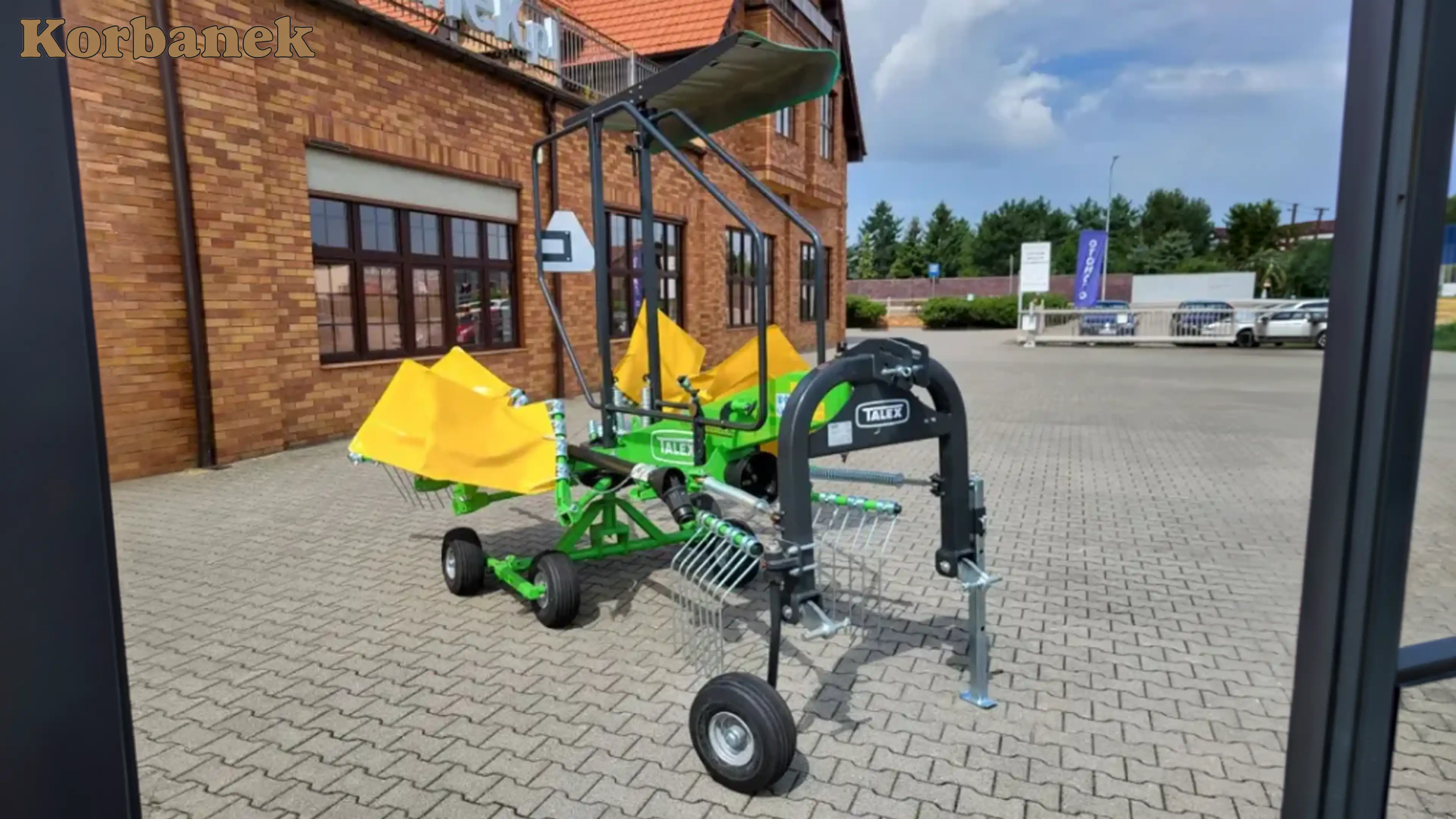 Zawieszana zgrabiarka karuzelowa TALEX SPYDER 420 o szerokości roboczej 4,2 m wyposażona jest w szereg oryginalnych oraz funkcjonalnych rozwiązań, które pozwalają na szybszą pracę przy jednoczesnym zachowaniu najwyższej jakości zgrabiania