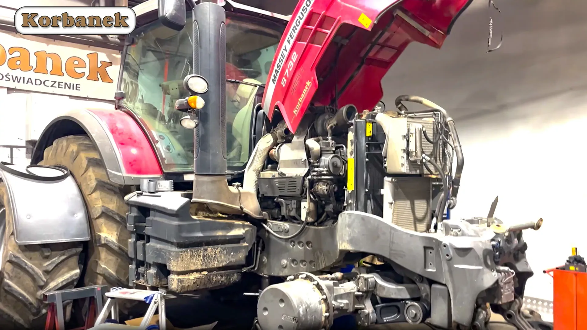 Ciągnik Massey Ferguson na serwisie