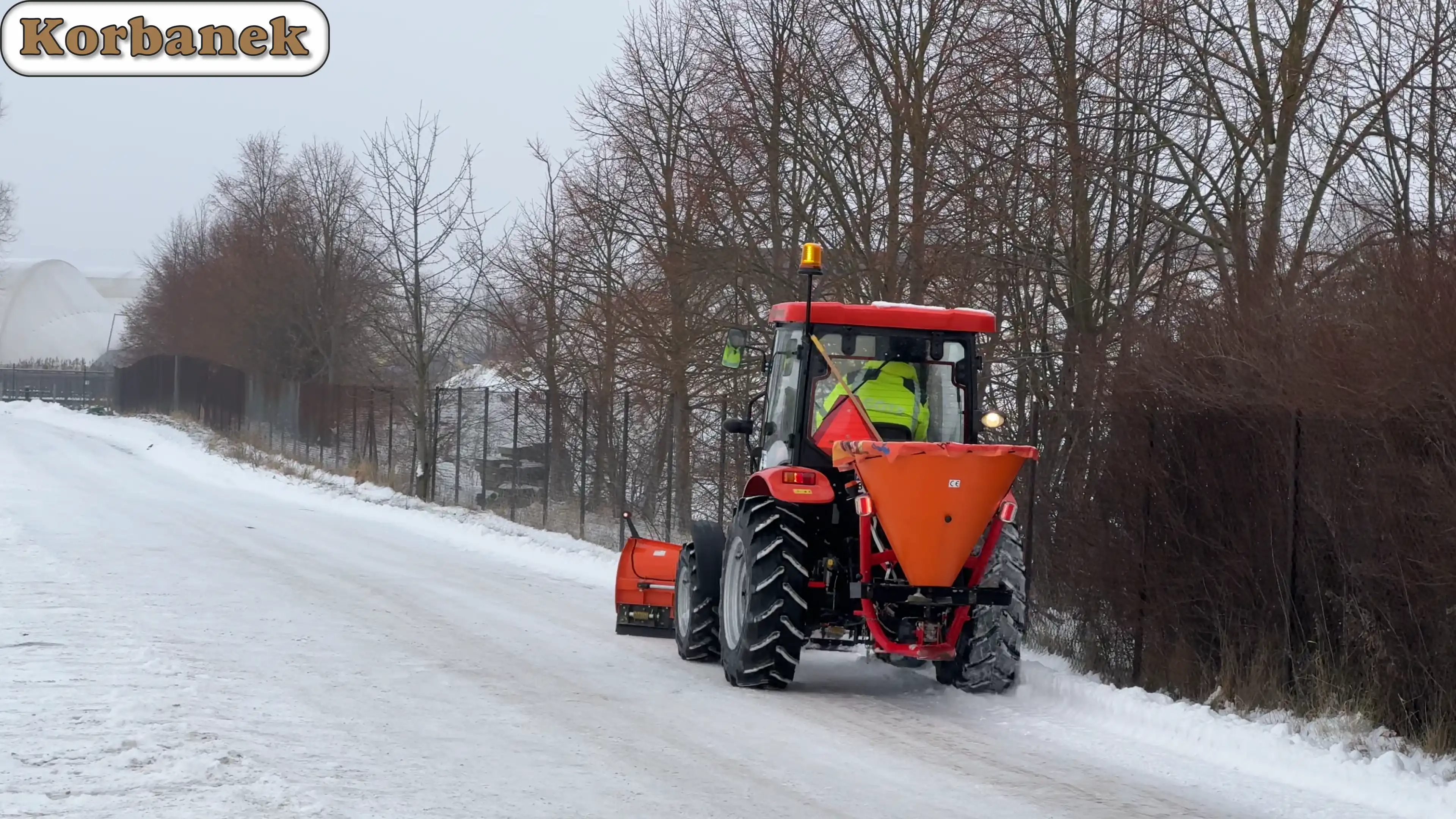 Maszyna Aupax m404 podczas odśnieżania Ciągnik Aupax 2040 podczas odśnieżania parkingu