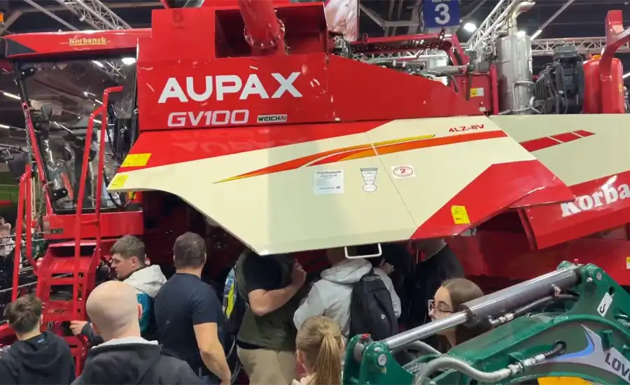 Chiński kombajn Aupax na targach Agrotech Kielce