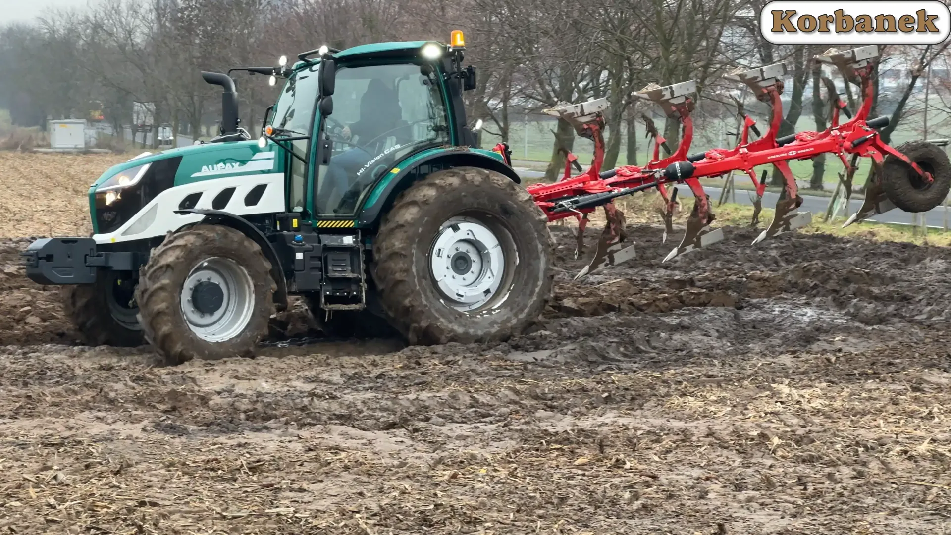 Orka po kukurydzy Orka po kukurydzy ciągnikiem Aupax 5140