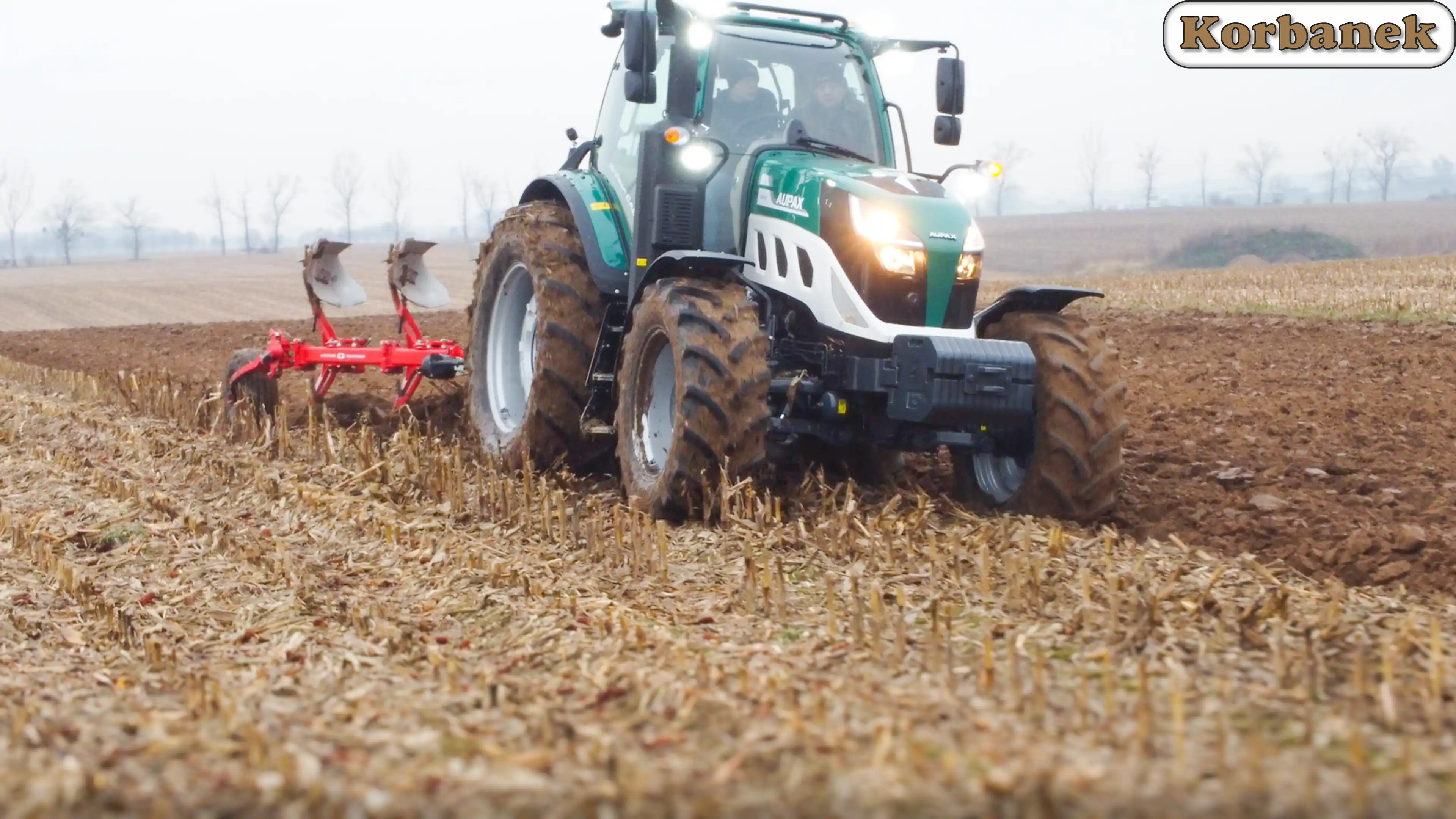 Ciągnik Aupax 5140 podczas orki