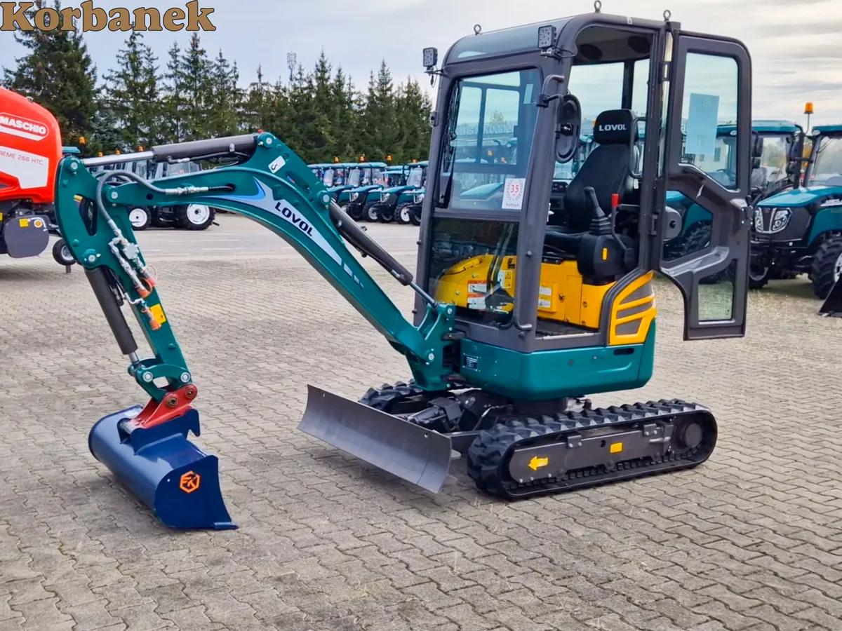 Koparka Lovol z kabiną Minikoparka Lovol idealna dla małych prac ogrodowych