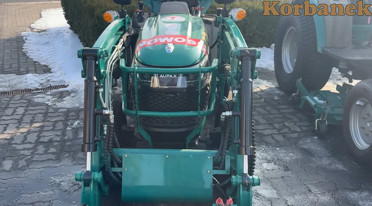 Ciągnik z ładowaczem czołowym