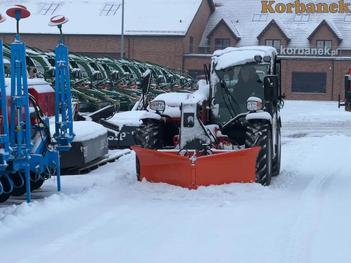 Odśnieżanie placu w Tarnowie Podgórnym za pomocą ładowarki Faresin