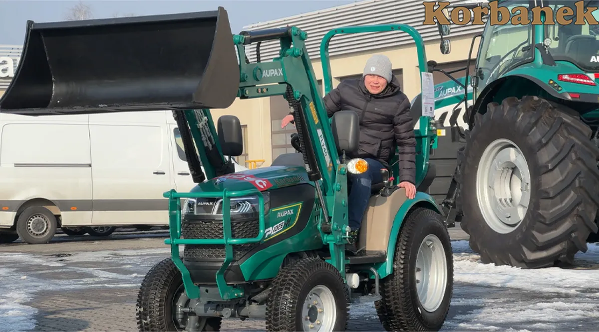 Wyposażony w koła typowo trawiaste Ciągnik Aupax