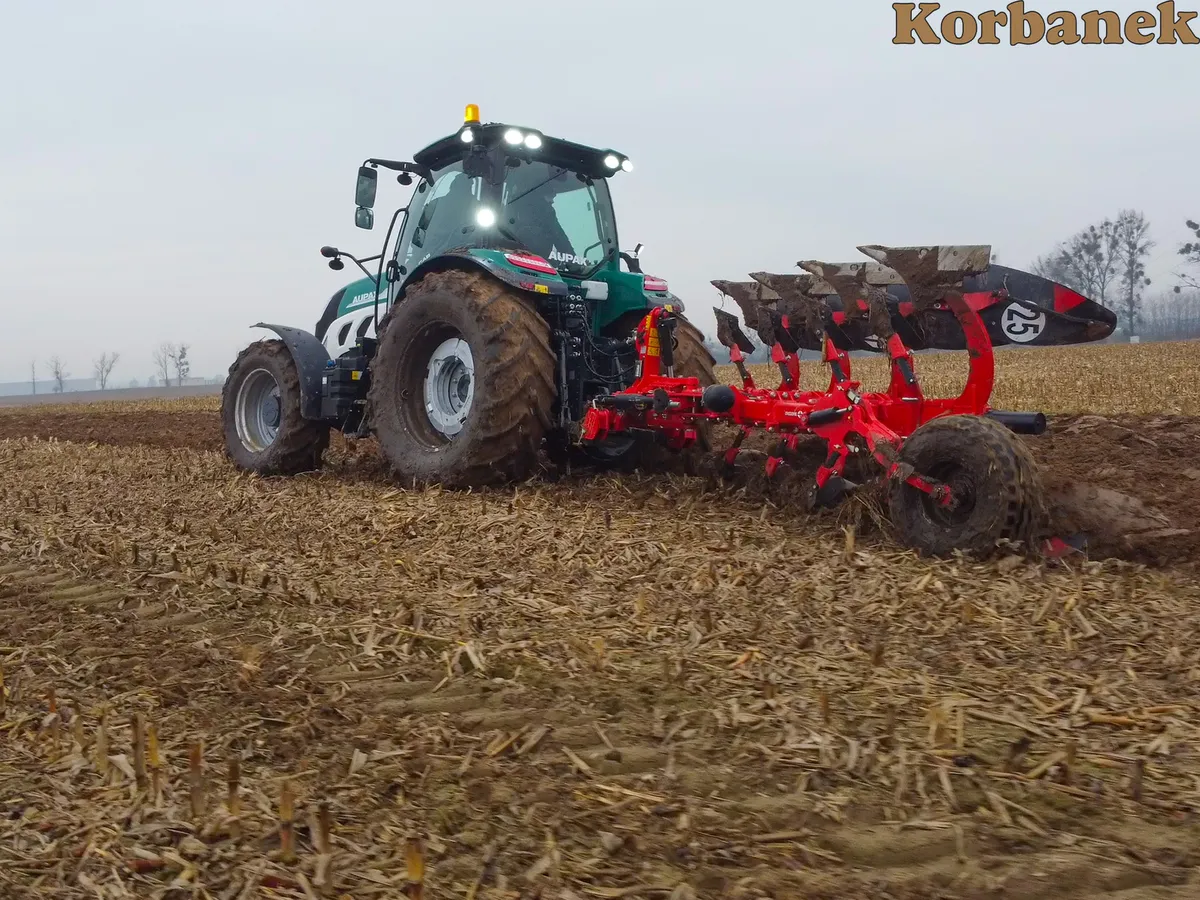 Pług Gregoire Besson z ciągnikiem Aupax Orka pługiem Gregoire Besson