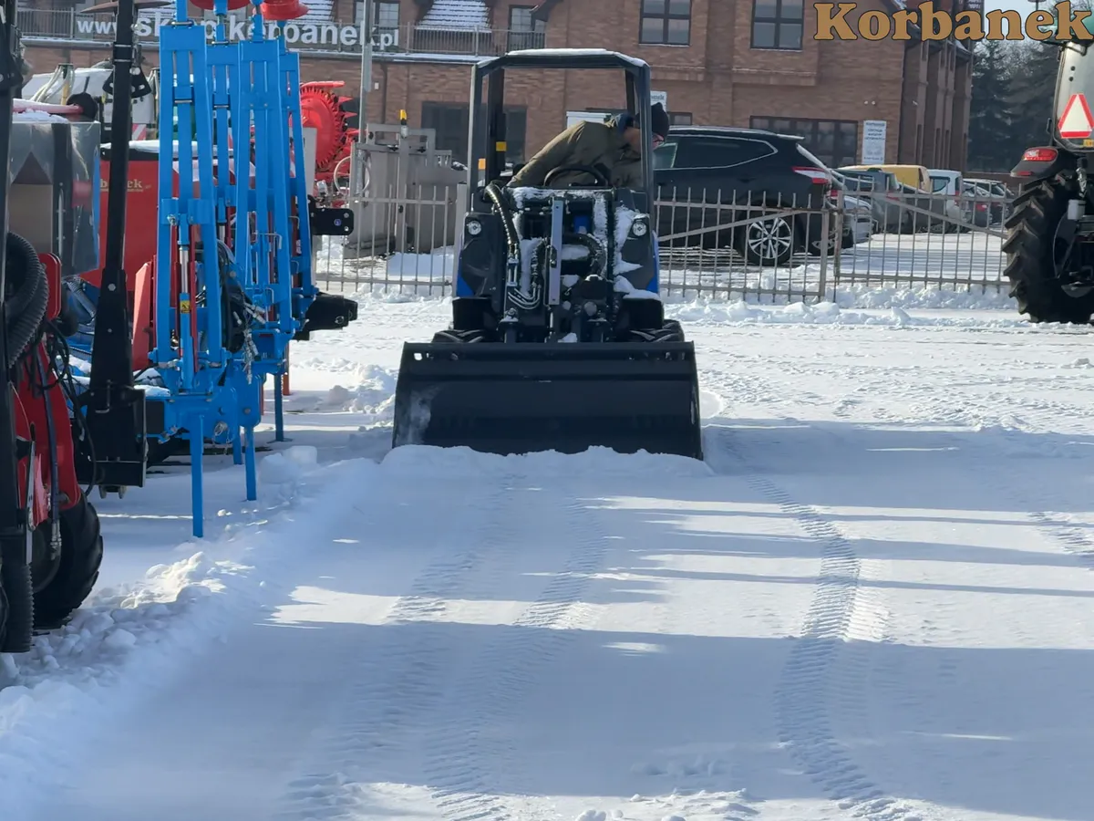 Seria 6 to bardzo opłacalne rozwiązanie dla osób poszukujących wszystkich zalet ładowarki MultiOne w konkurencyjnej cenie Odśnieżanie za pomocą łyżki