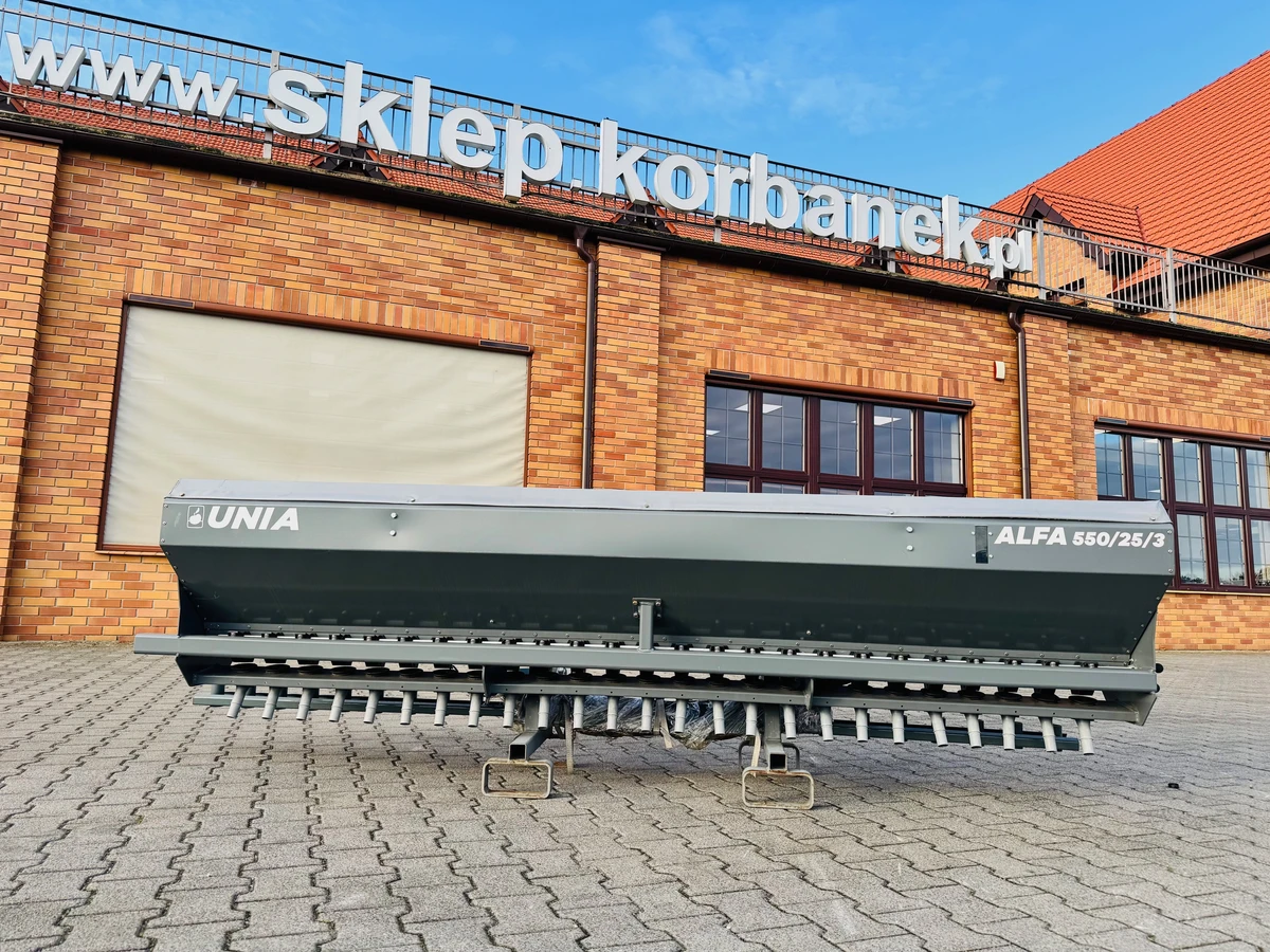 Siewnik poplonów Unia ALFA 3,0 m do podsiewu plac firma Korbanek Siewnik poplonów Unia ALFA 3,0 m do podsiewu plac firma Korbanek