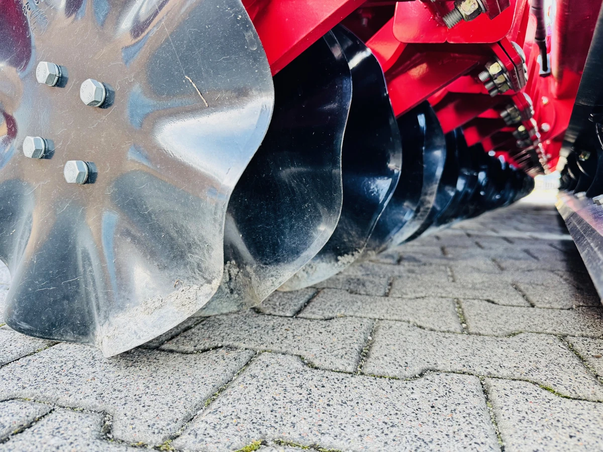 Agregat mulczer do ścierniska i poplonów Krukowiak Plac Korbanek wal nozowy talerzowy Alfa Mulch 6,0 m