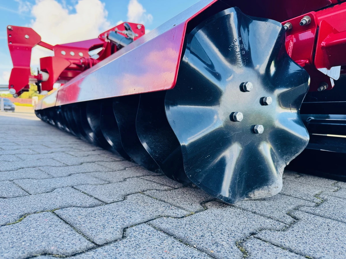 Agregat mulczer do ścierniska i poplonów Krukowiak Plac Korbanek wal nozowy talerzowy Alfa Mulch 6,0 m