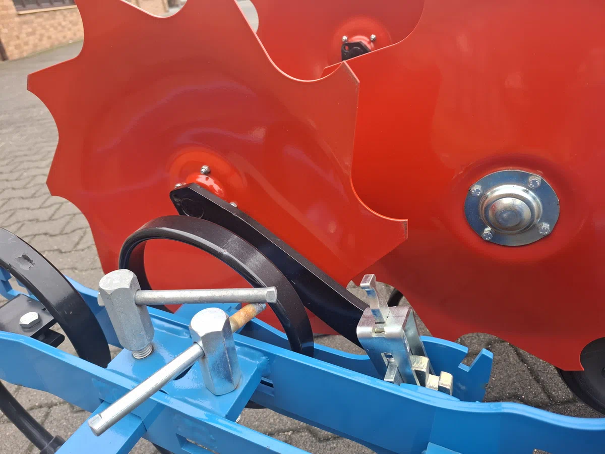 Sekcje pielące pielnika do buraków - talerze chroniące uprawę główną Sekcje pielące pielnika do buraków - talerze chroniące uprawę główną