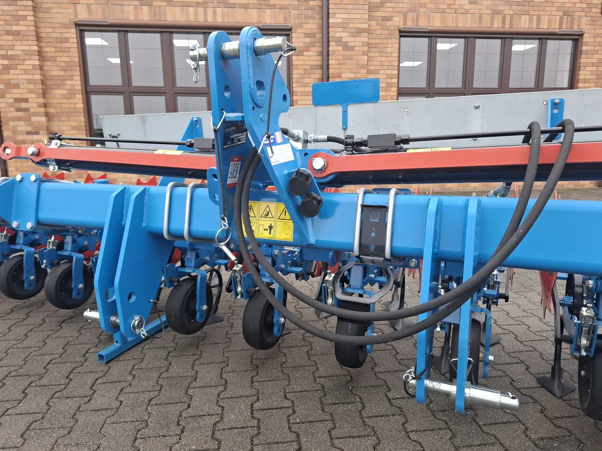 Trzypunktowy układ zawieszenia pielnika na ramie składanej Trzypunktowy układ zawieszenia pielnika na ramie składanej