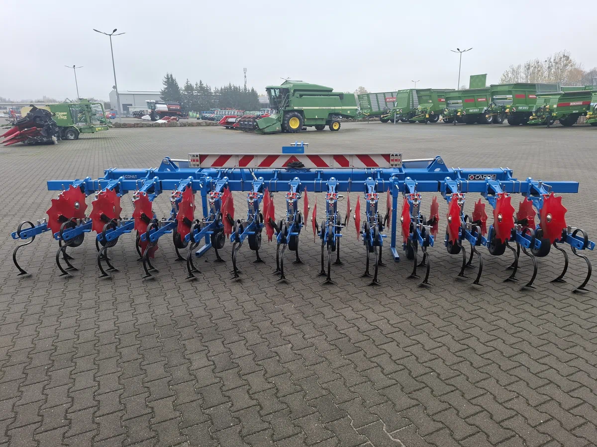 Pielnik 12-rzędowy na ramie rozłożonej Pielnik 12-rzędowy na ramie rozłożonej