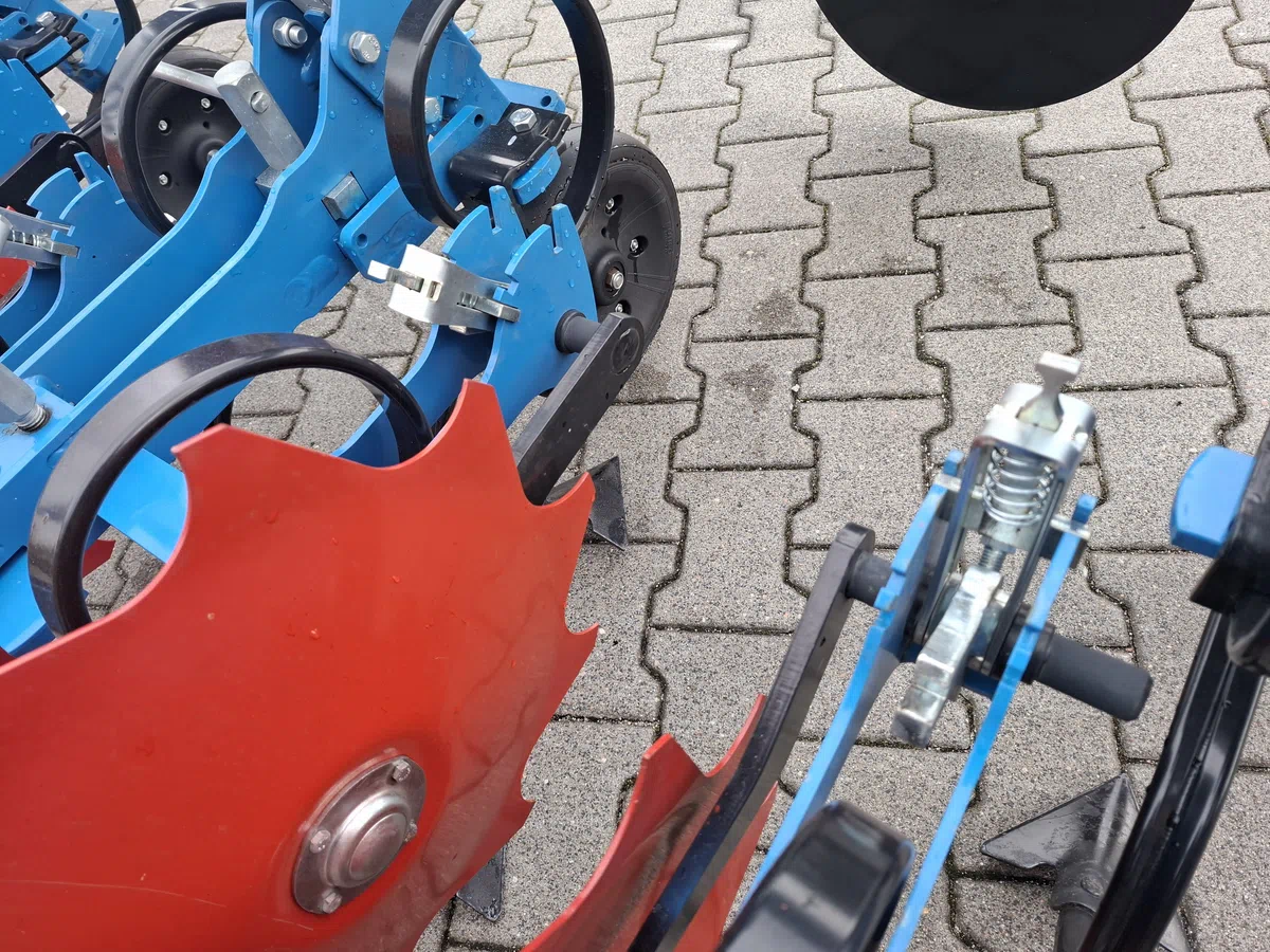 Talerze chroniące rośliny, różne ustawienia