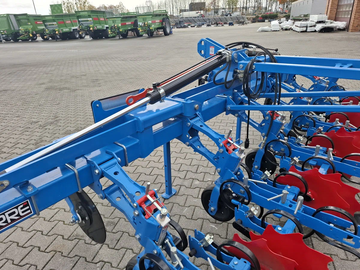 Siłownik ramy pielnika składanej hydraulicznie