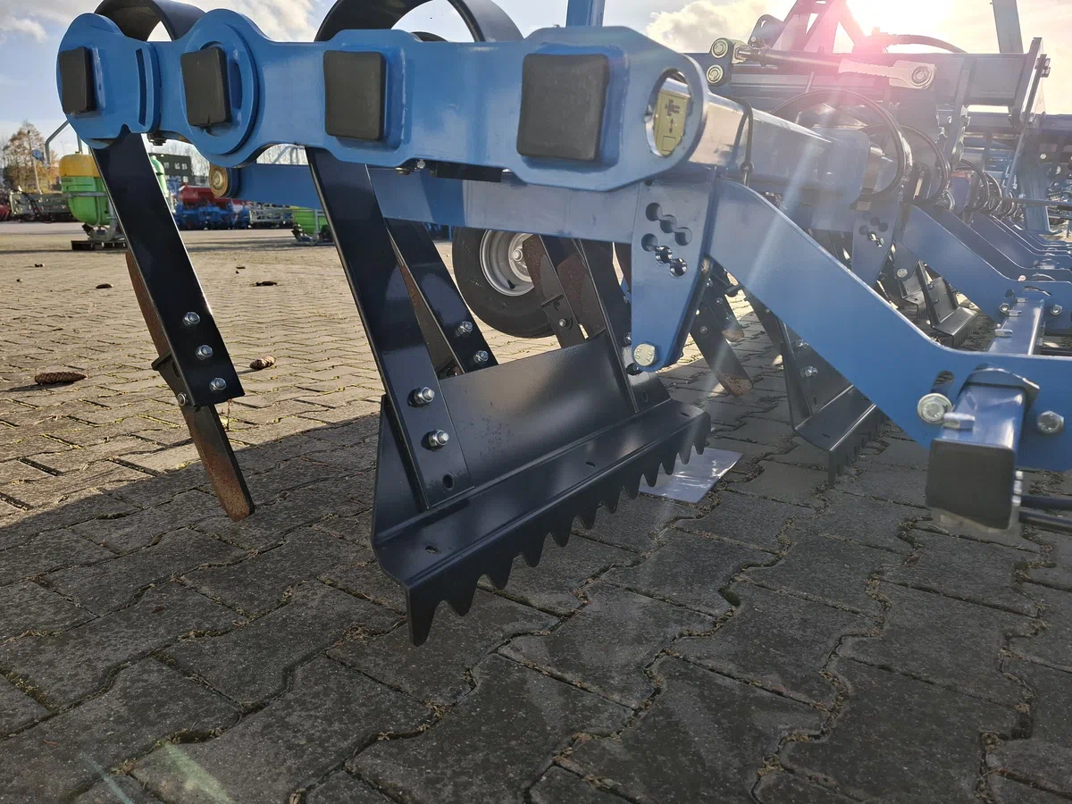 Włóki (listwy) wyrównujące i noże do wertykulacji regeneratora łąk Włóki (listwy) wyrównujące i noże do wertykulacji regeneratora łąk