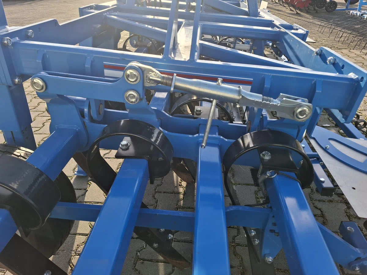 Śruba rzymska, mechaniczna regulacja kąta natarcia noży regeneratora łąki CARRE Śruba rzymska, mechaniczna regulacja kąta natarcia noży regeneratora łąki CARRE