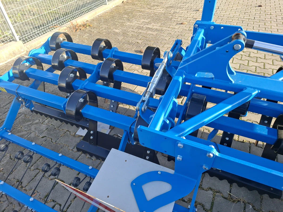 Śruba rzymska, mechaniczna regulacja kąta natarcia noży regeneratora łąki CARRE Śruba rzymska, mechaniczna regulacja kąta natarcia noży regeneratora łąki CARRE