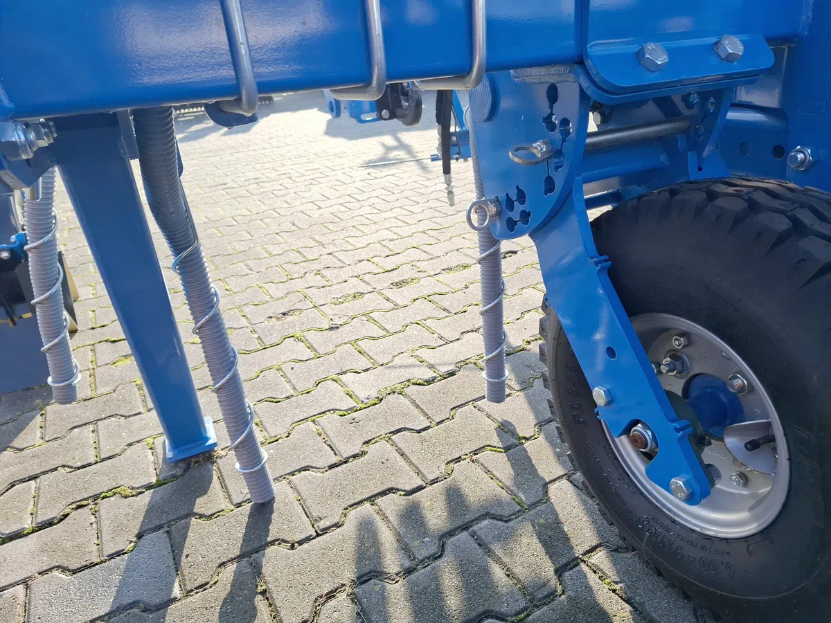 Przewody prowadzące granulat ze sprężynami stabilizującymi