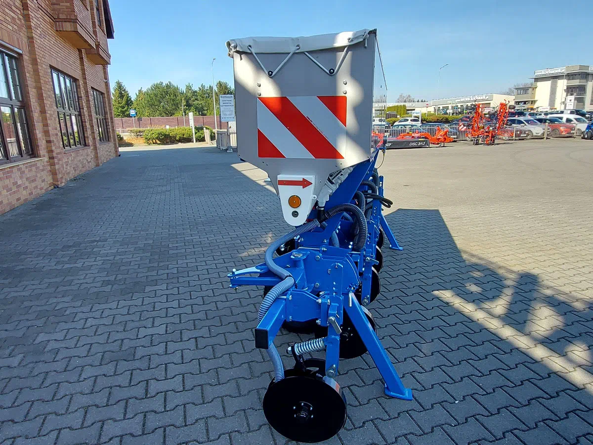 Lokalizator / podsiewacz nawozów doglebowy, talerzowy, do kukurydzy widok z boku Lokalizator / podsiewacz nawozów doglebowy, talerzowy, do kukurydzy widok z boku