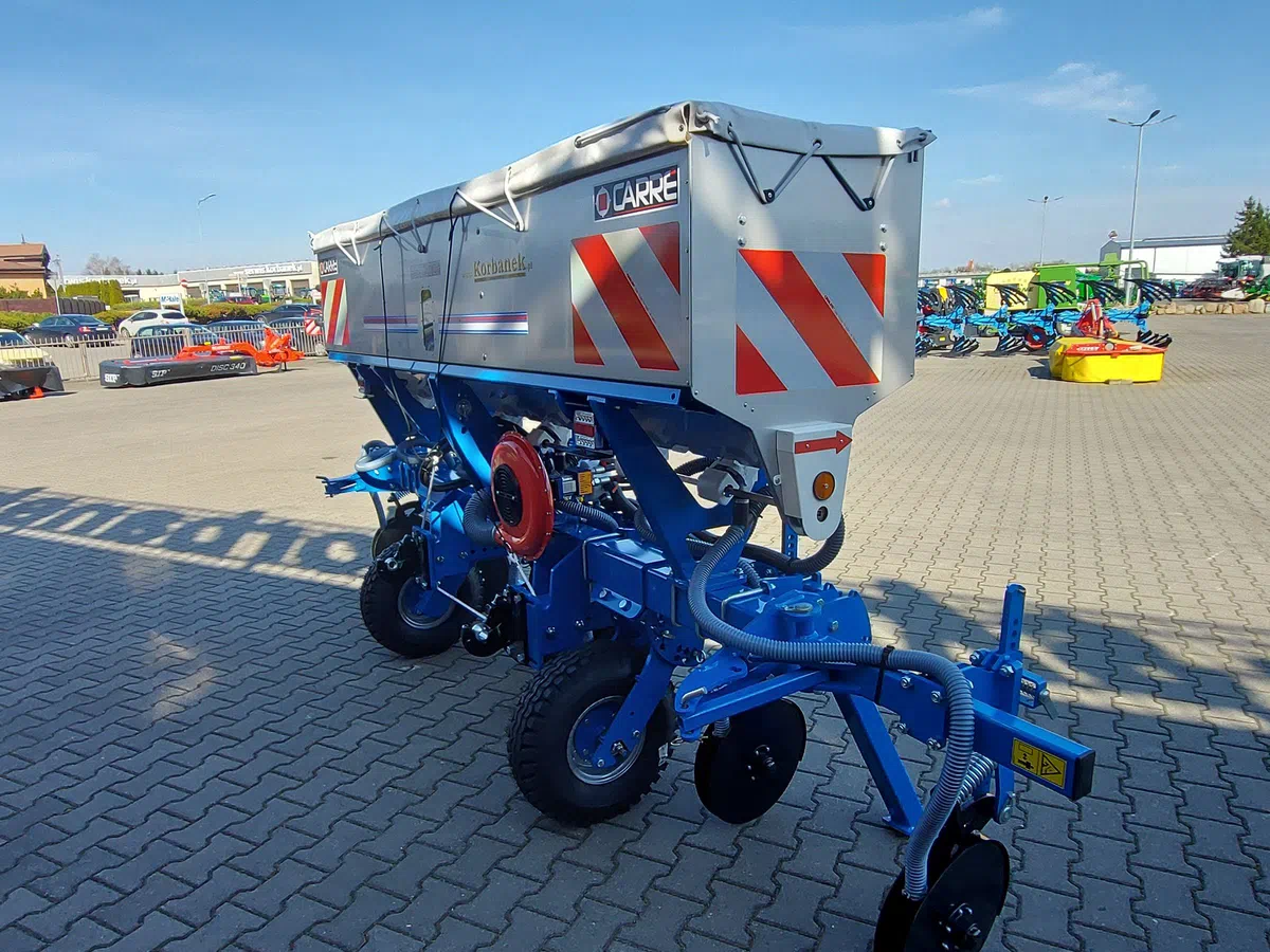Lokalizator / podsiewacz nawozów doglebowy, talerzowy, do kukurydzy widok z boku Lokalizator / podsiewacz nawozów doglebowy, talerzowy, do kukurydzy widok z boku