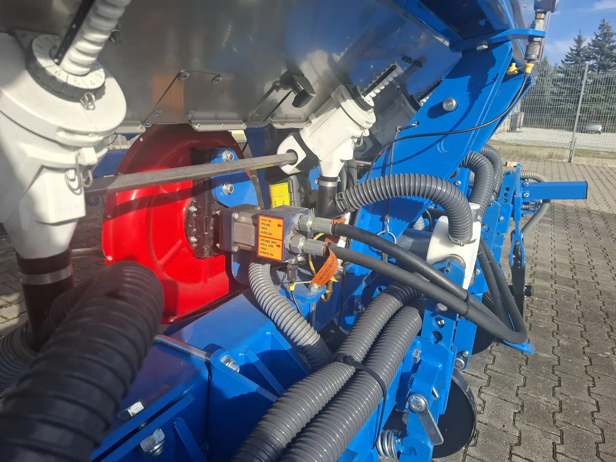 Napęd hydrauliczny dmuchawy, głowica rozdzielająca strumień powietrza Napęd hydrauliczny dmuchawy, głowica rozdzielająca strumień powietrza