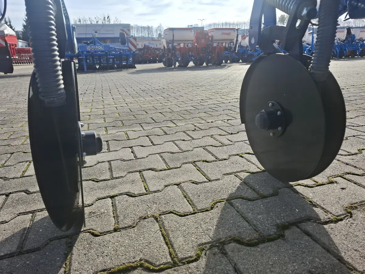 Dwutalerzowe redlice podsiewające nawóz doglebowo Dwutalerzowe redlice podsiewające nawóz doglebowo