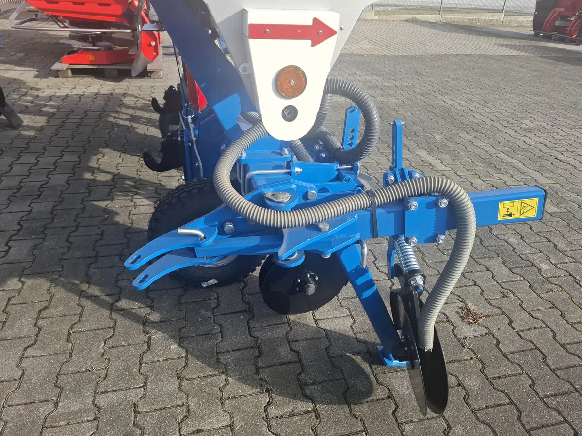Boczne składane ręcznie ramię ze skrajną redlicą podsiewającą Boczne składane ręcznie ramię ze skrajną redlicą podsiewającą