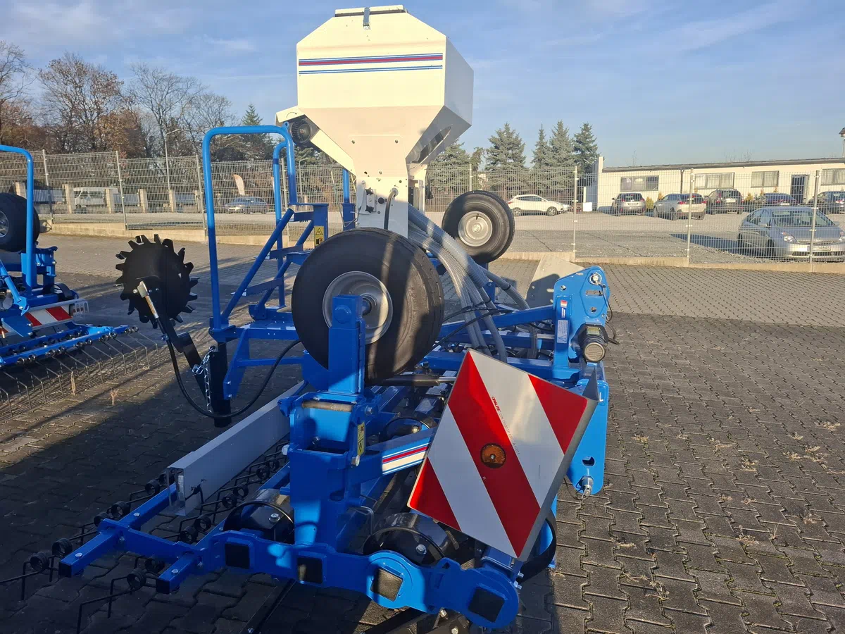 Regenerator łąki CARRE PRAIRIAL 3m z siewnikiem rzutowym do trawy