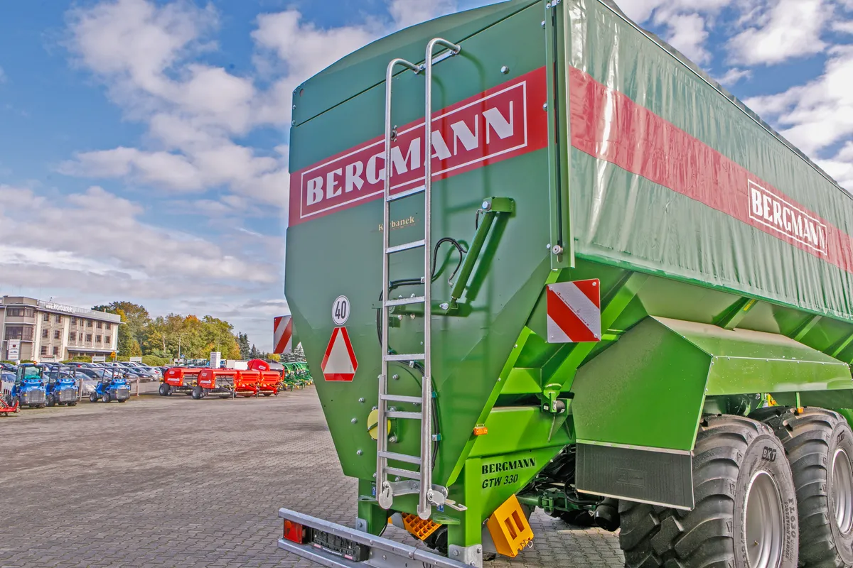 Prawa tył Przyczepa przeładowcza Bergmann GTW 330 Plac firma Korbanek Przyczepa przeładowcza Bergmann GTW 330 Plac firma Korbanek