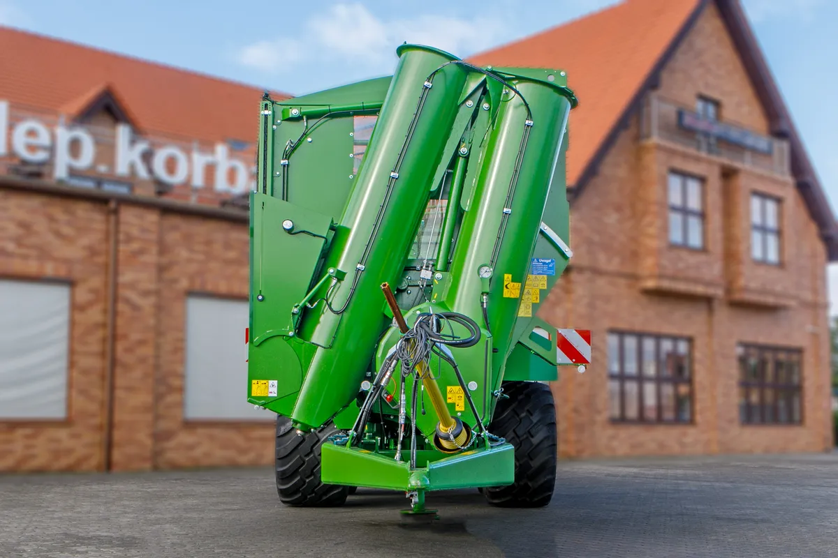 Złożona rura przeładowcza Przyczepa przeładowcza Bergmann GTW 330 Plac firma Korbanek Przyczepa przeładowcza Bergmann GTW 330 Plac firma Korbanek