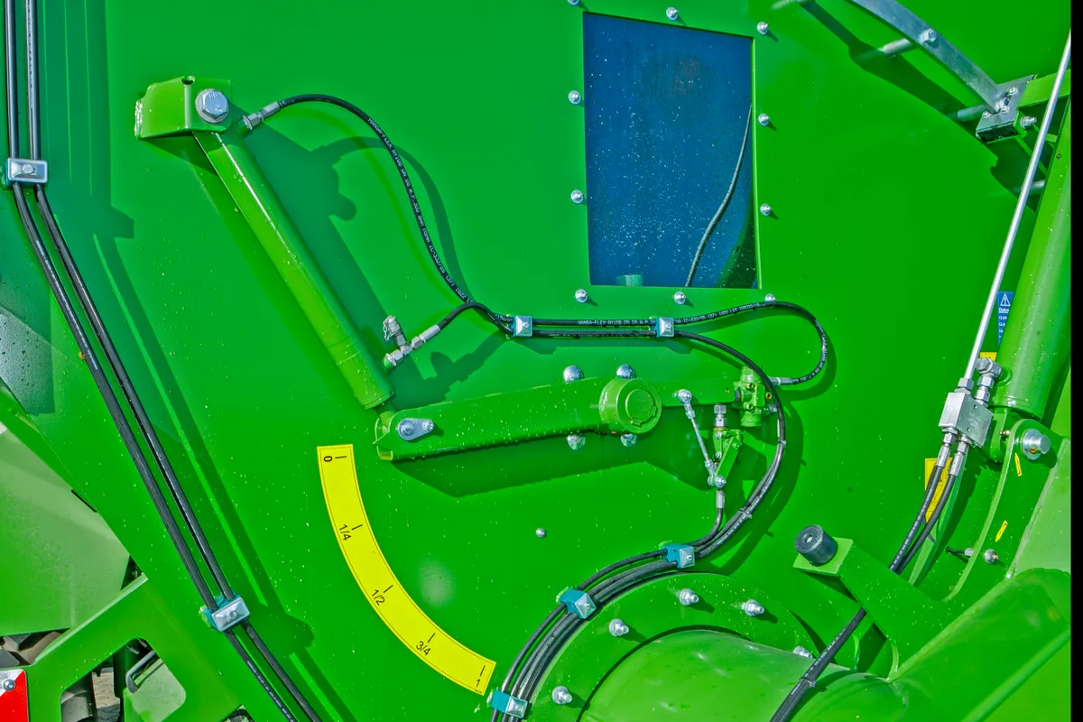 Hydrauliczna regulacja wysypu Przyczepa przeładowcza Bergmann GTW 330 Plac firma Korbanek Przyczepa przeładowcza Bergmann GTW 330 Plac firma Korbanek