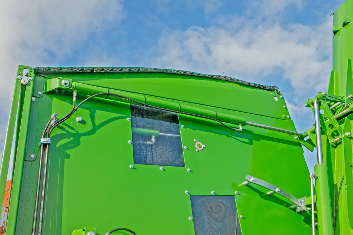 Rewizja skrzyni Przyczepa przeładowcza Bergmann GTW 330 Plac firma Korbanek Przyczepa przeładowcza Bergmann GTW 330 Plac firma Korbanek