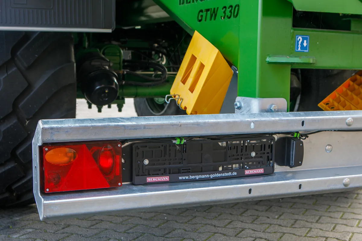Oświetlenie drogowe Przyczepa przeładowcza Bergmann GTW 330 Plac firma Korbanek Przyczepa przeładowcza Bergmann GTW 330 Plac firma Korbanek